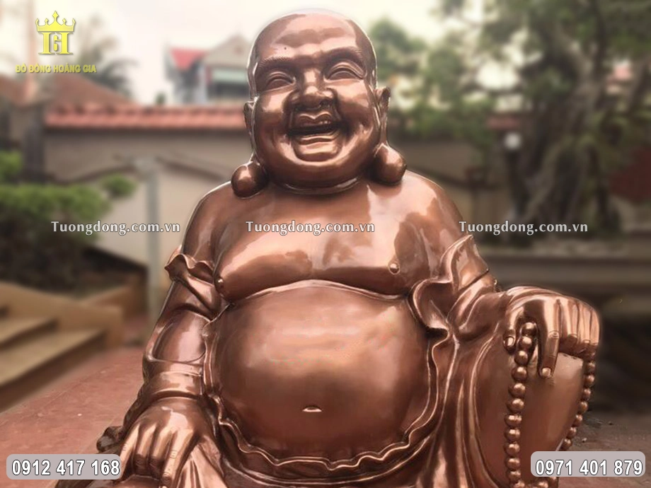 Nụ cười tươi vui của Ngài được chạm khắc sắc nét